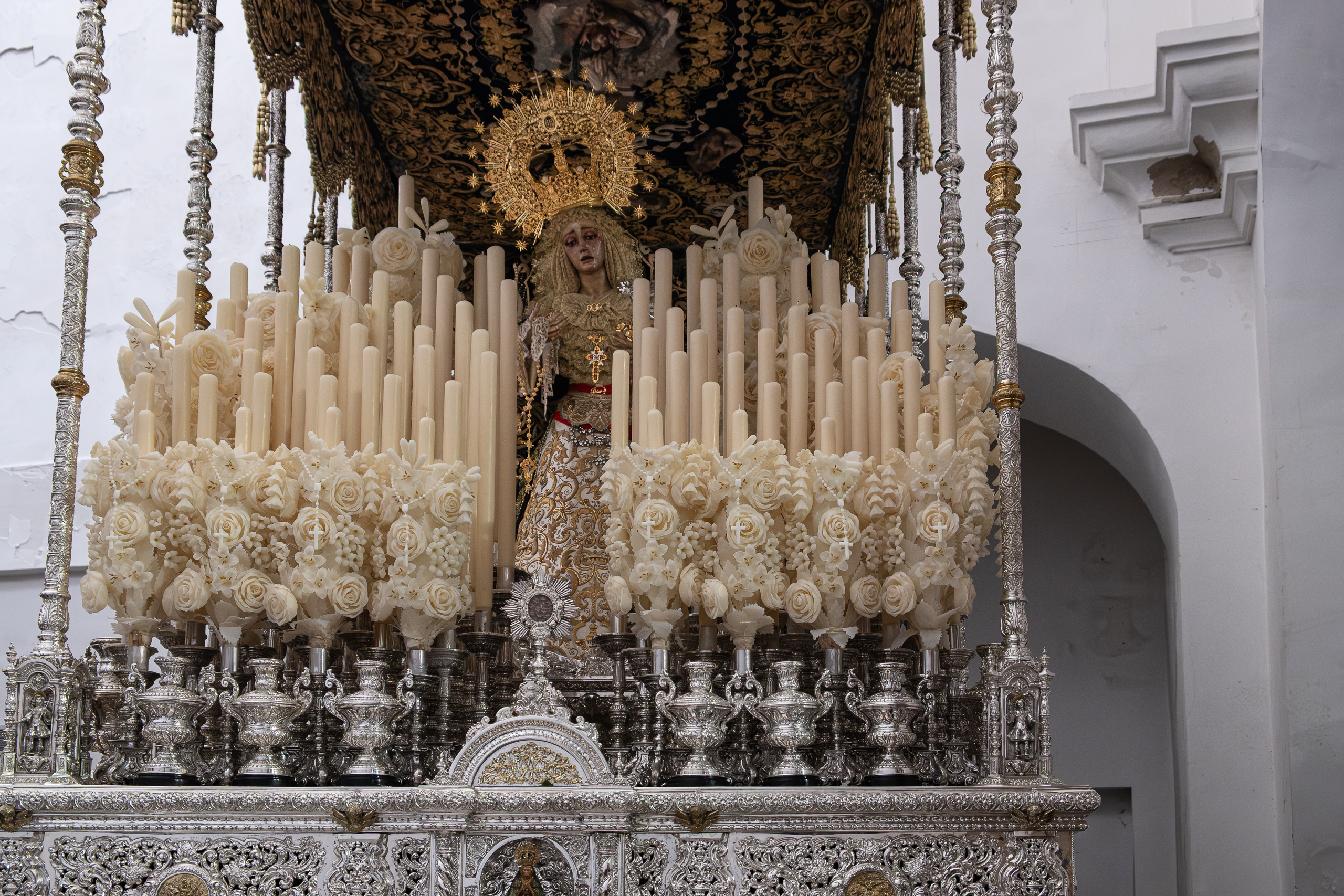 Die Virgen María auf ihrem Paso – reich geschmückt mit Kerzen